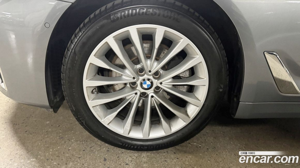 BMW 5-Series 523d Luxury, 2023