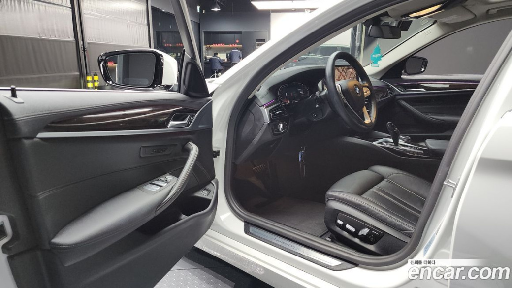 BMW 5-Series 520i Luxury, 2023