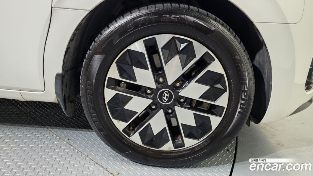 Hyundai Staria 4WD Lounge 7-Seater, 2023