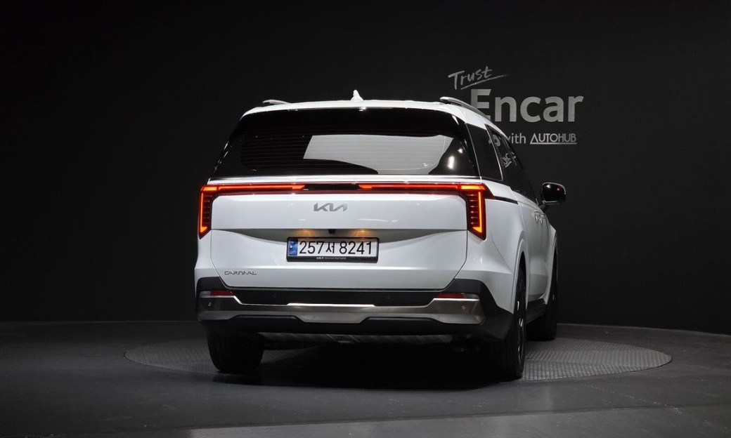 Kia Carnival 7-Seater Outdoor, 2025