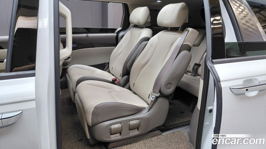 Kia Carnival 7-Seater Signature, 2023