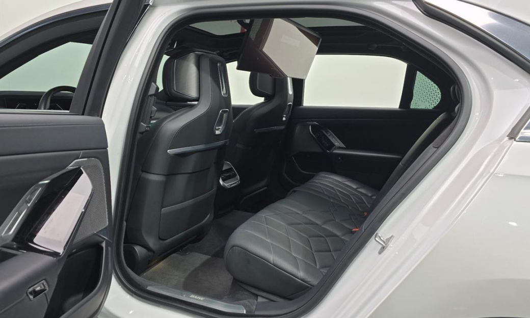BMW 7-Series 740i sDrive Design Pure Excellence, 2023
