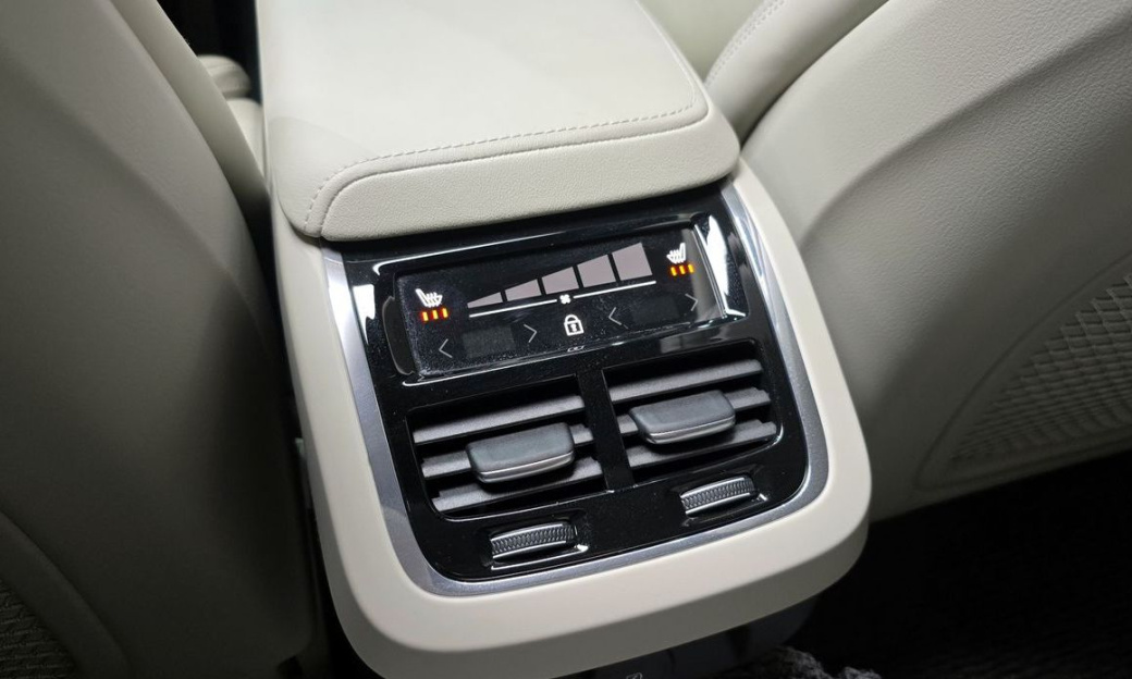Volvo S60 B5 Ultimate Dark, 2024