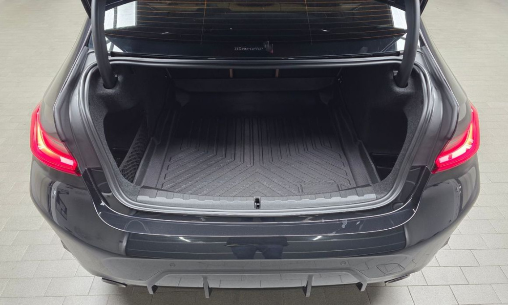 BMW 3-Series 320i M Sport, 2025