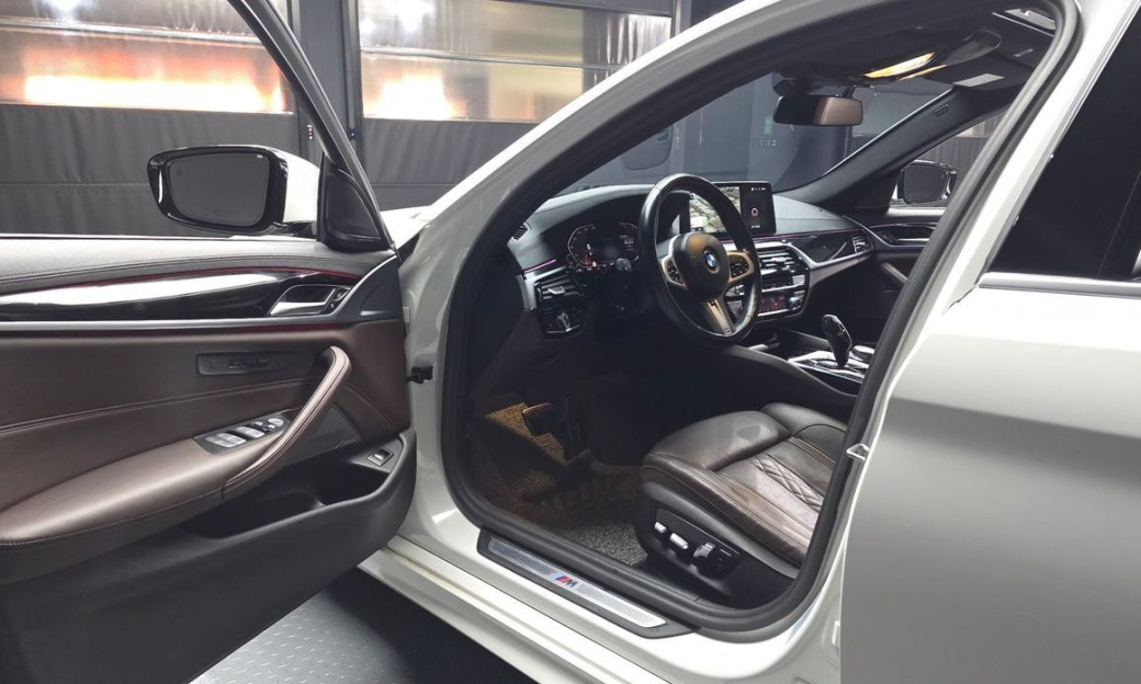 BMW 5-Series 530i xDrive M Sport Package, 2023
