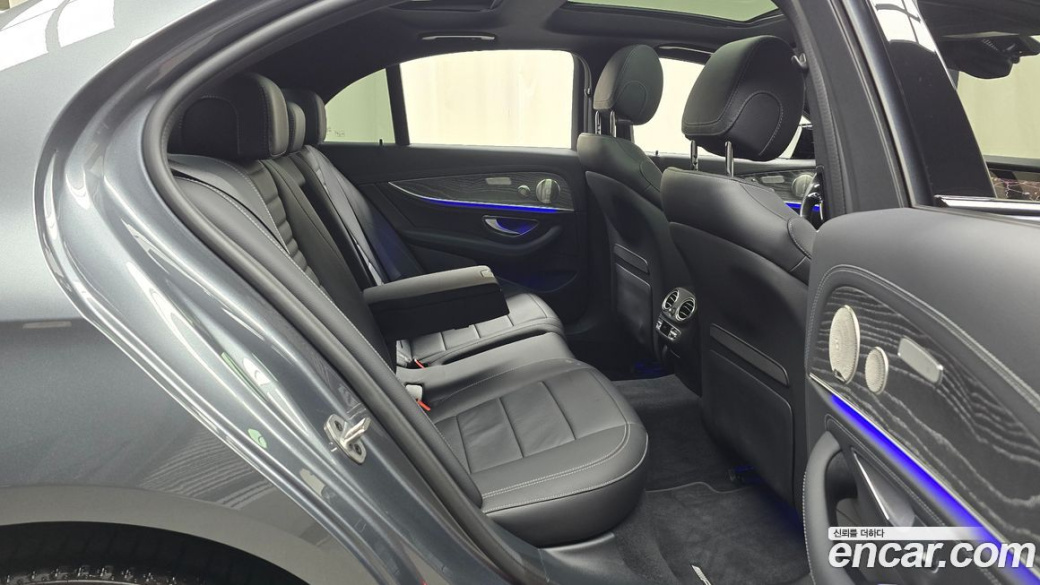 Mercedes-Benz E-Class E350 4MATIC AMG Line, 2023