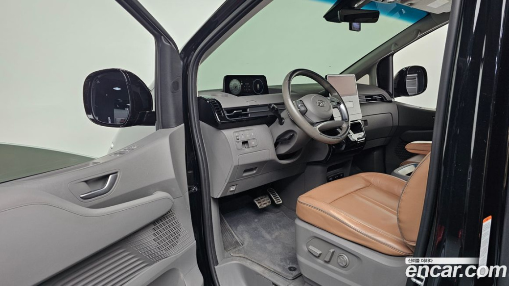 Hyundai Staria Lounge 9-Seater, 2022
