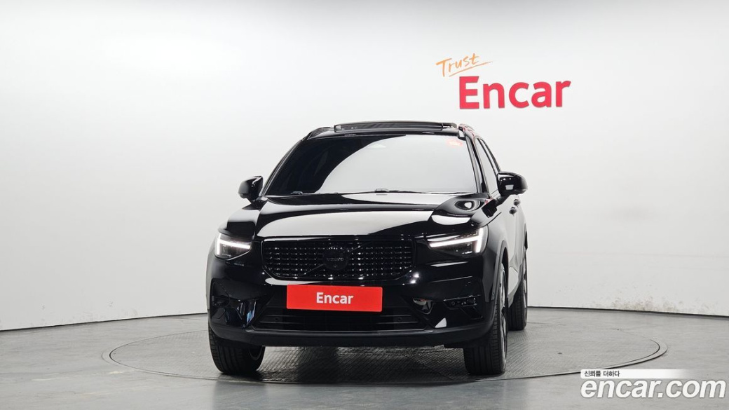 Volvo XC40 B4 Black Edition, 2025