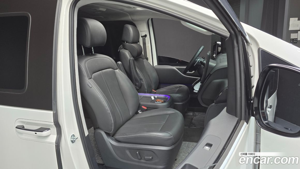 Hyundai Staria 4WD Lounge 9-Seater, 2025