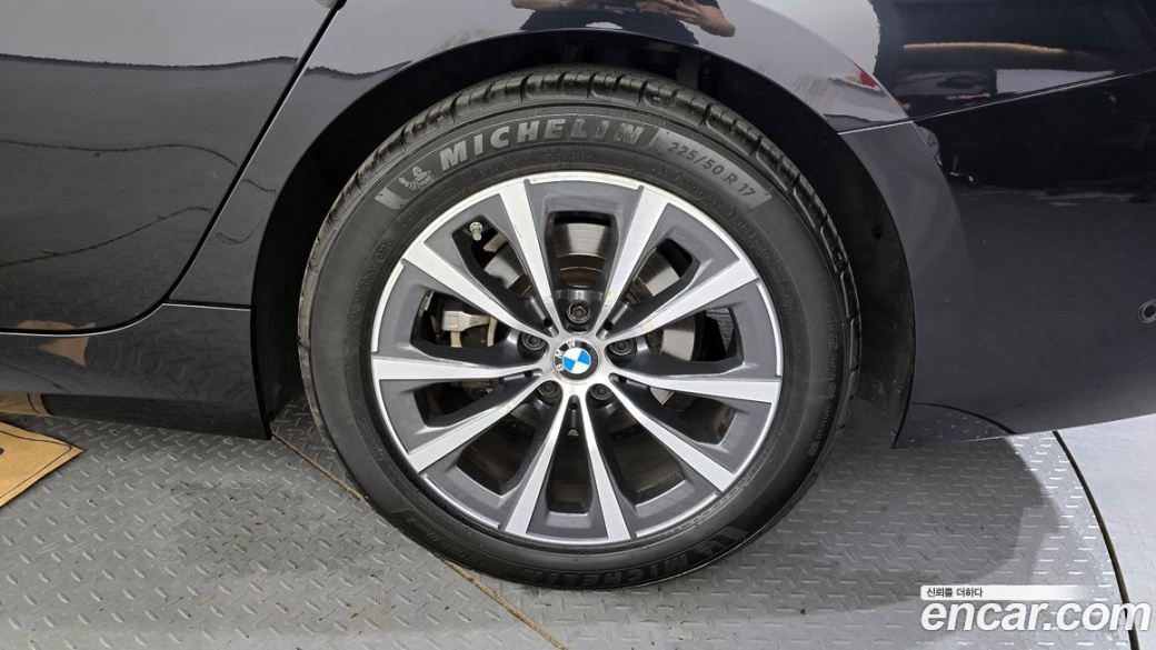 BMW 3-Series 320i Touring, 2023