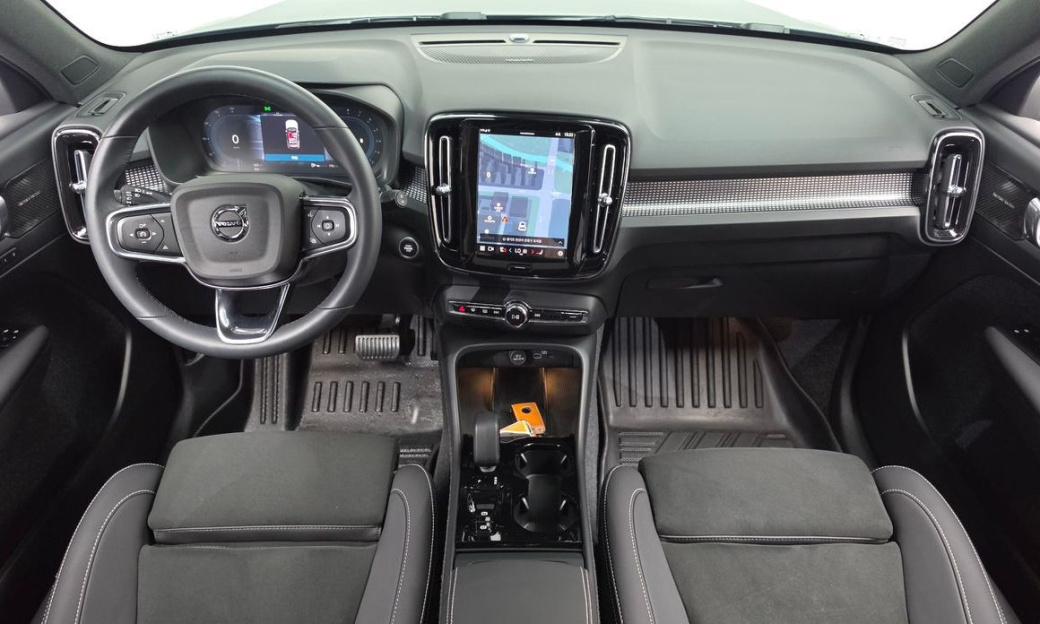 Volvo XC40 B4 Black Edition, 2025