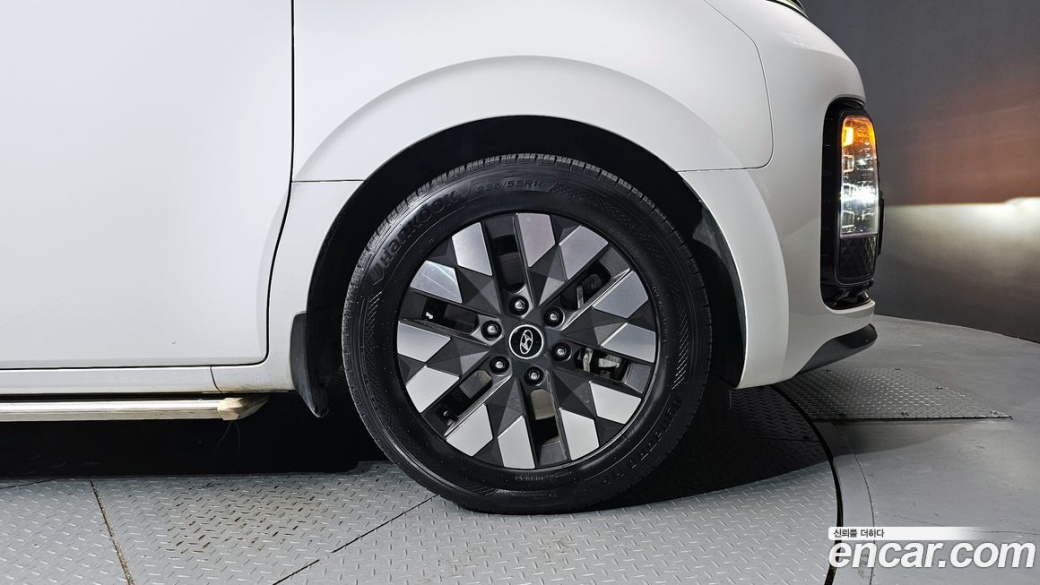Hyundai Staria 4WD Lounge 9-Seater, 2024