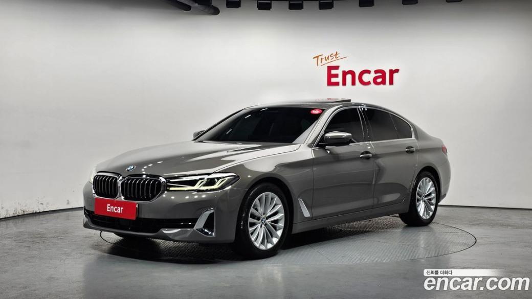 BMW 5-Series 520i Luxury, 2022