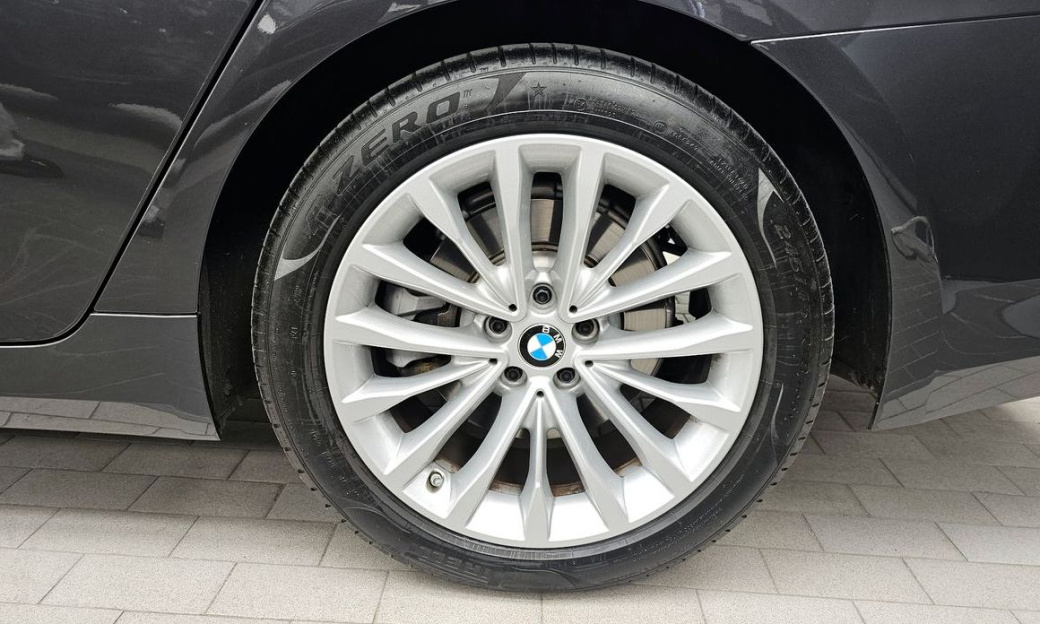 BMW 5-Series 520i Luxury, 2022