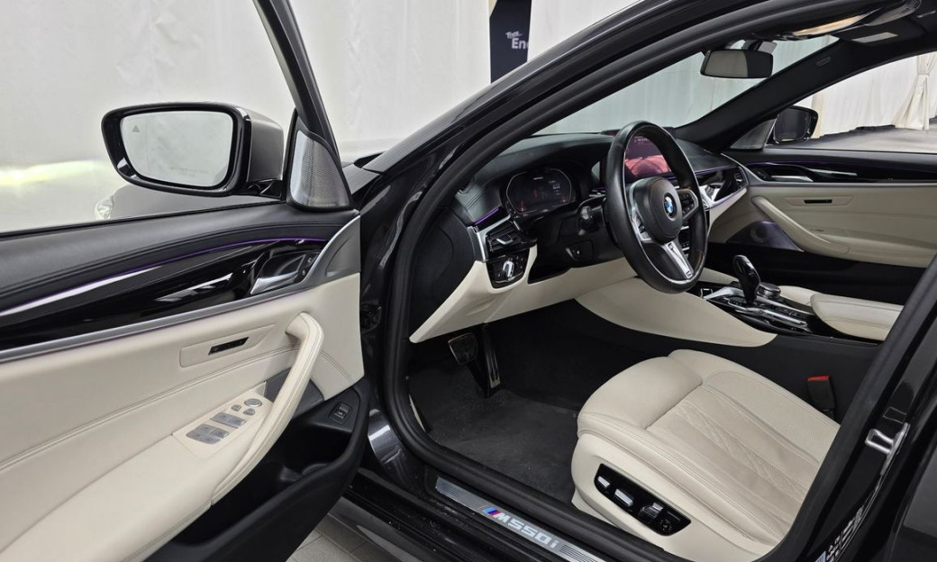 BMW 5-Series M550i xDrive, 2022