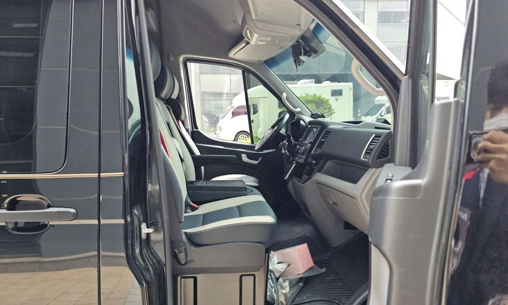 Hyundai Solati 16-seater, 2024