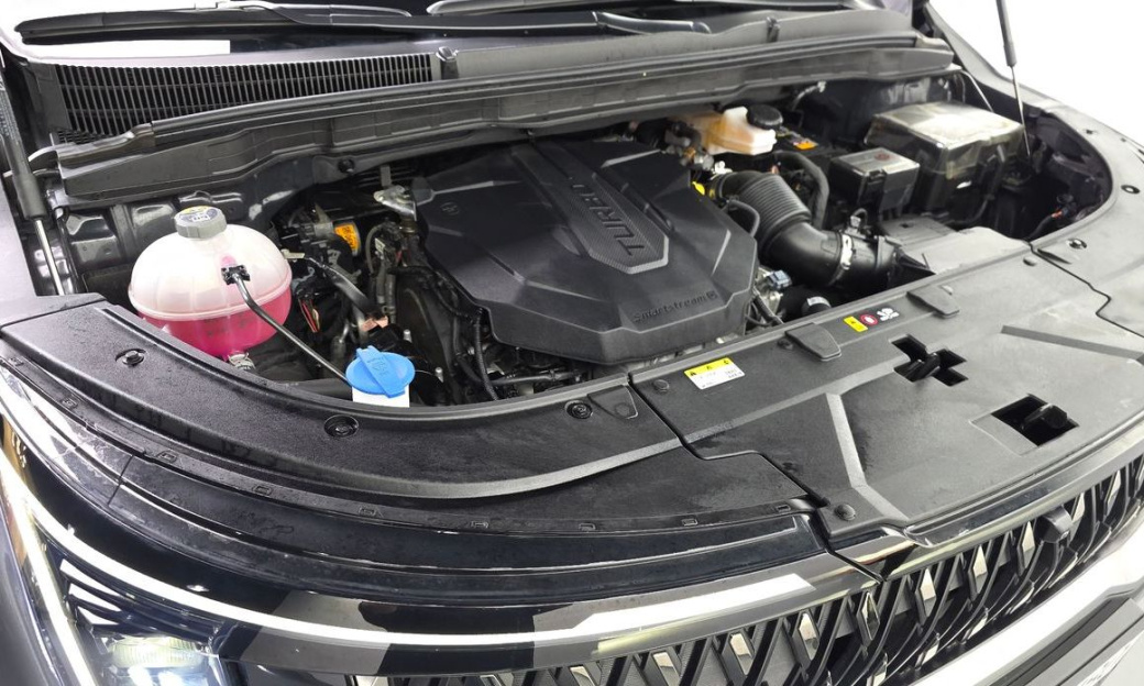 Kia Carnival 7-Seater Outdoor, 2025