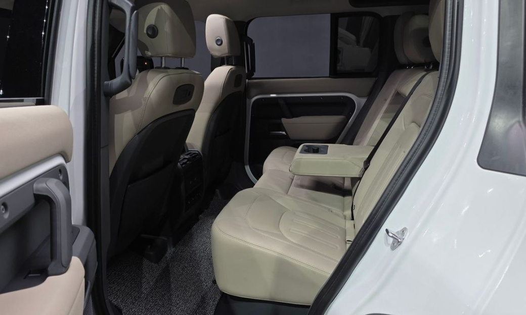 Land Rover Defender 110 D250 S, 2022