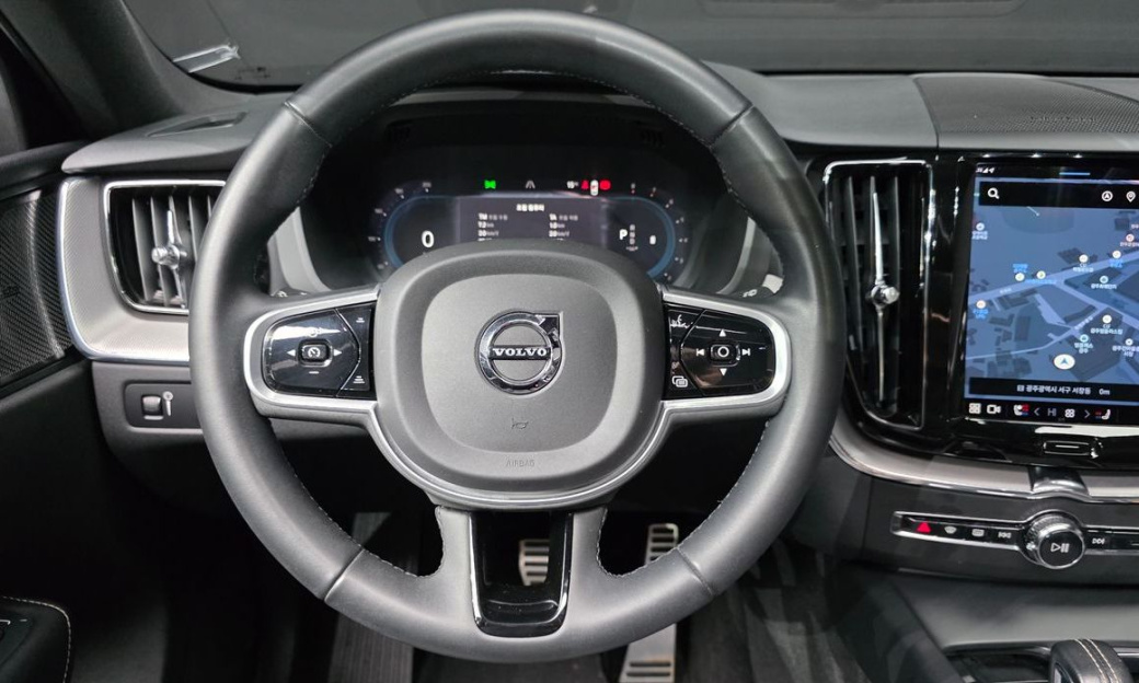 Volvo XC60 B6 R-Design, 2022