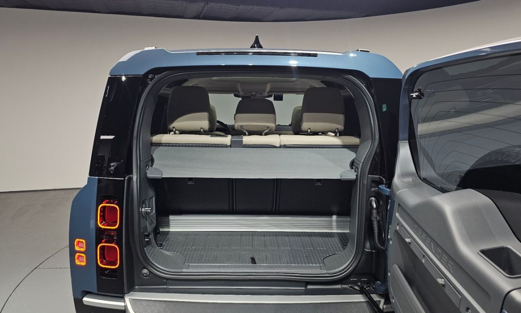 Land Rover Defender 90 D250 SE, 2022