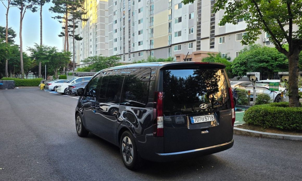 Hyundai Staria 4WD Tourer 11-Seater, 2025