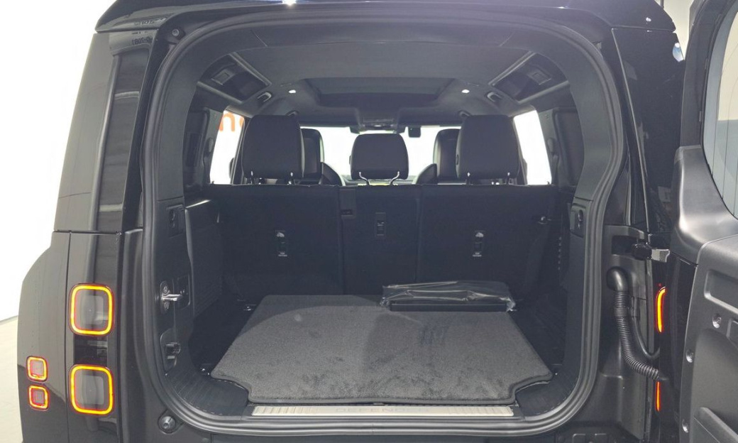 Land Rover Defender 110 P635 Octa Black, 2026