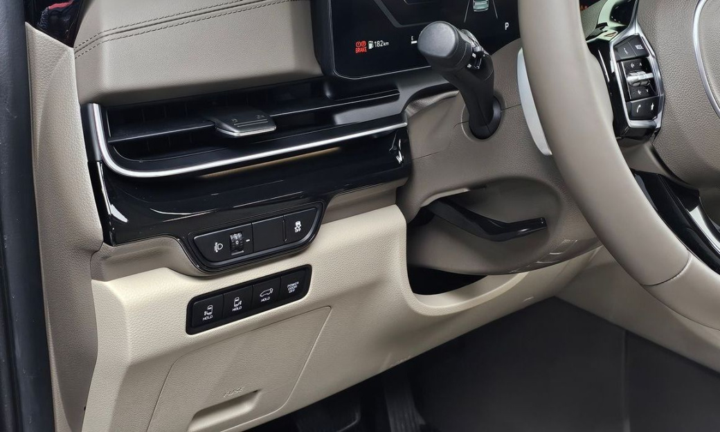 Kia Carnival 7-Seater Gravity, 2024