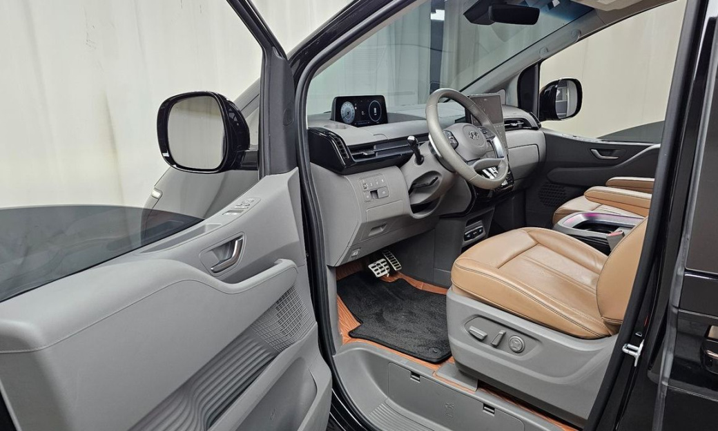 Hyundai Staria 4WD Lounge 7-Seater, 2024