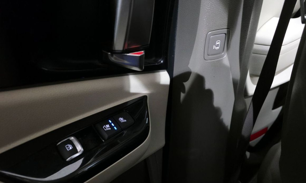 Kia Carnival 7-Seater Outdoor, 2023