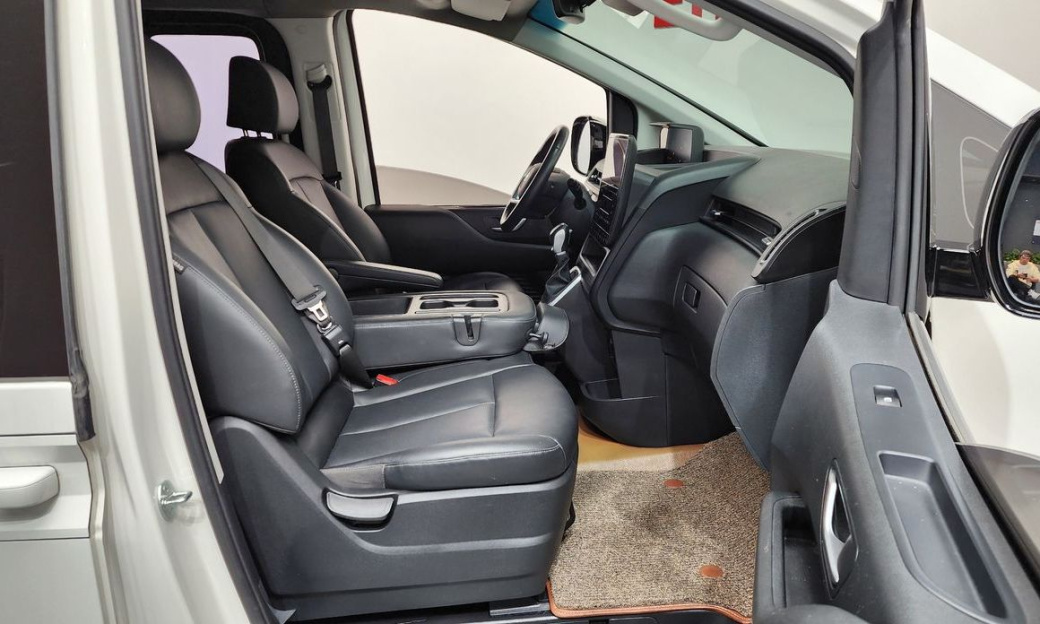 Hyundai Staria 4WD Tourer 9-Seater, 2024