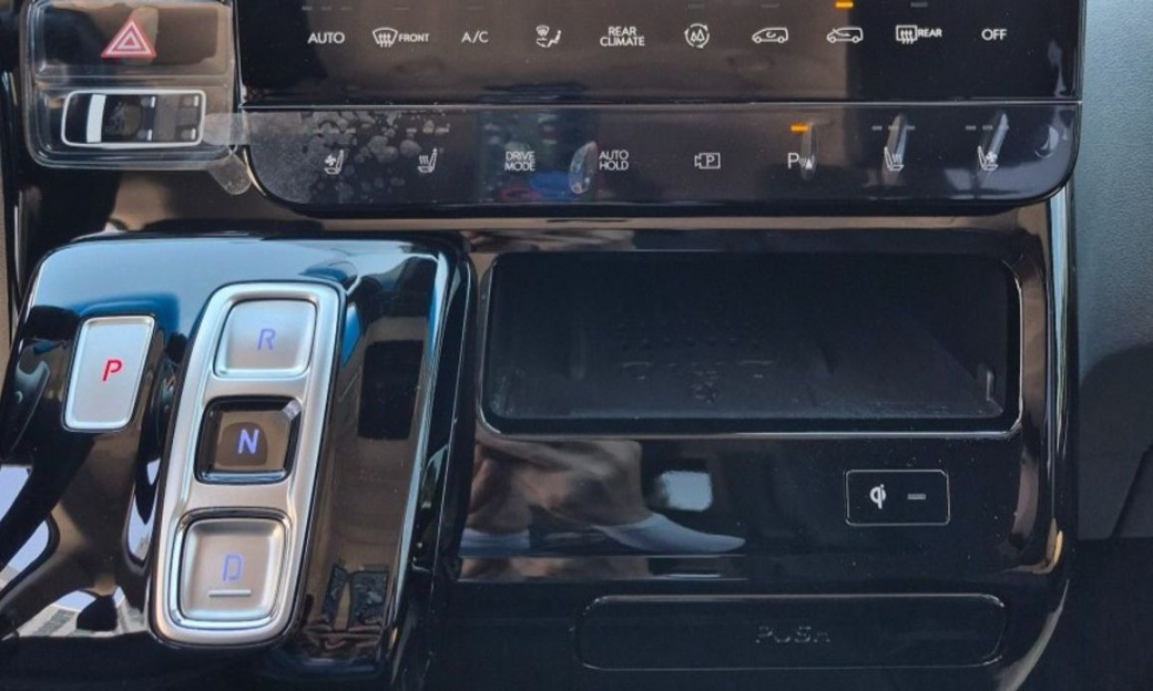 Hyundai Staria 4WD Lounge 9-Seater, 2023