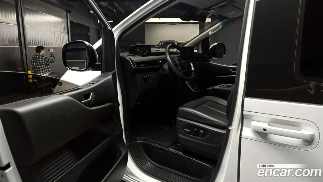 Hyundai Staria 4WD Tourer 11-Seater, 2022