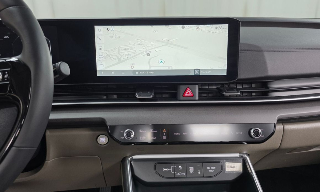 Kia Carnival 7-Seater Outdoor, 2025