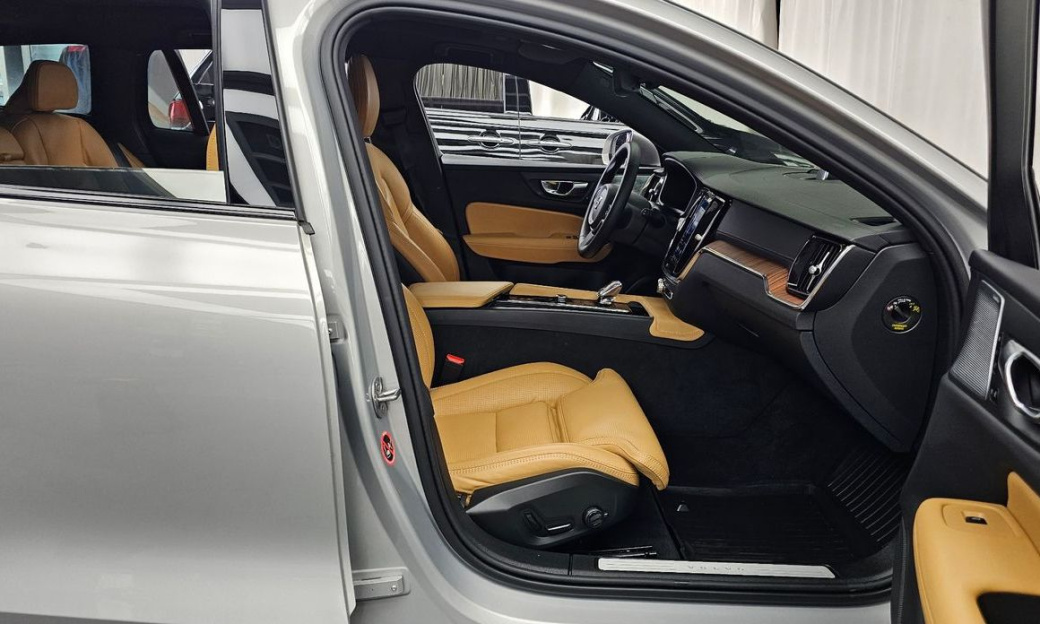 Volvo V60 B5 Ultimate AWD, 2024