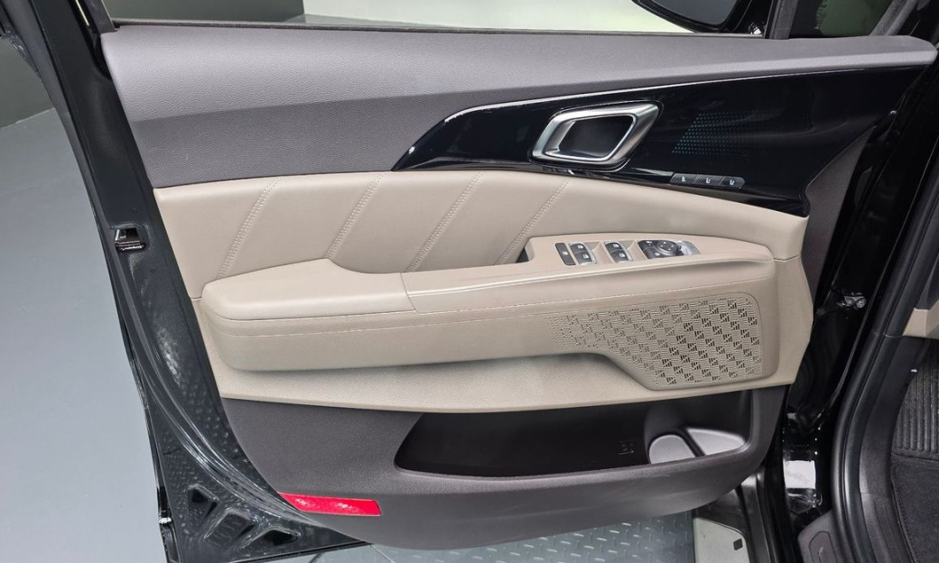Kia Carnival 7-Seater Gravity, 2024