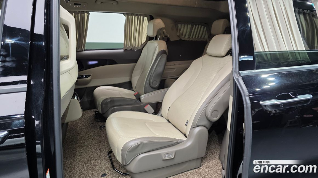 Kia Carnival 9-Seater Hi-Limousine, 2023