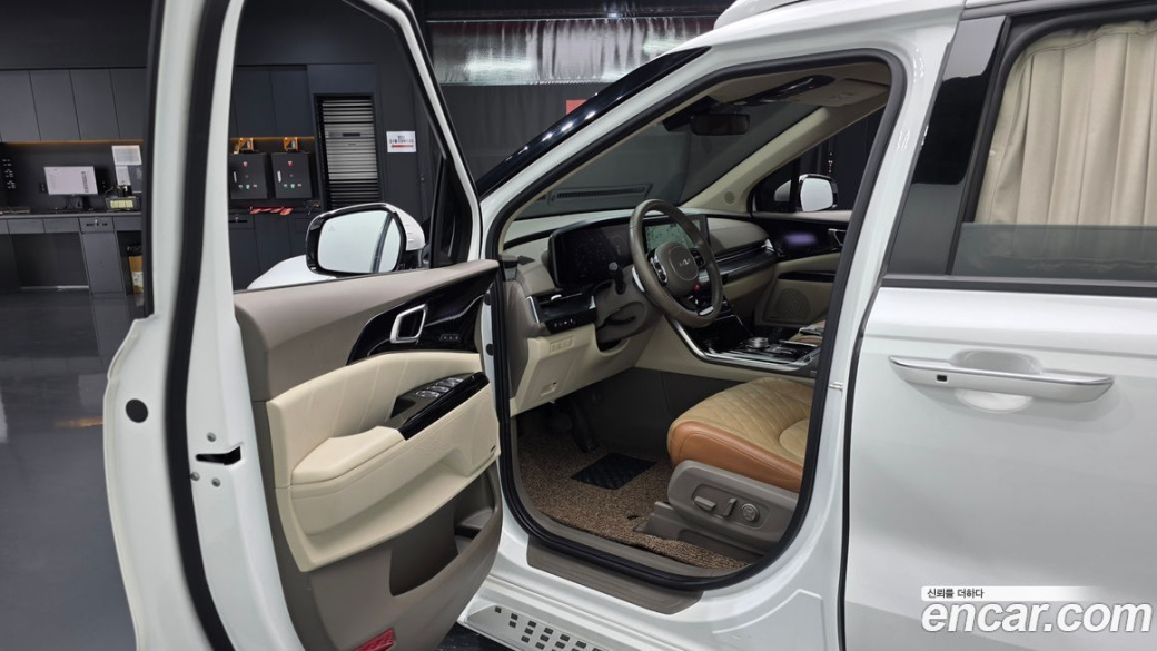 Kia Carnival 9-Seater Hi-Limousine, 2023