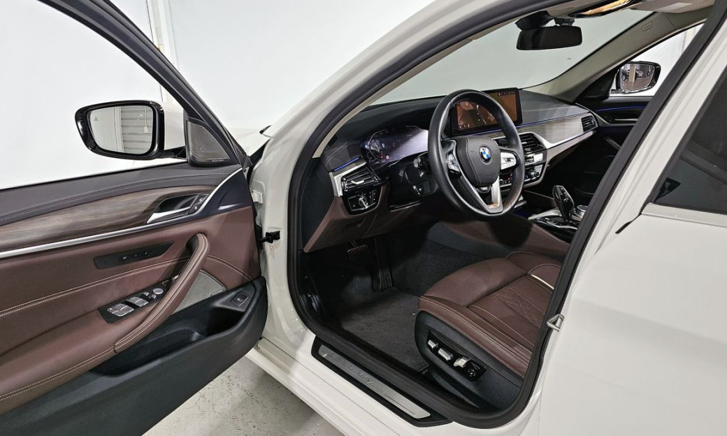 BMW 5-Series 530i Luxury, 2022