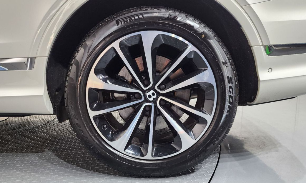 Bentley Bentayga 4.0 V8 Base, 2024