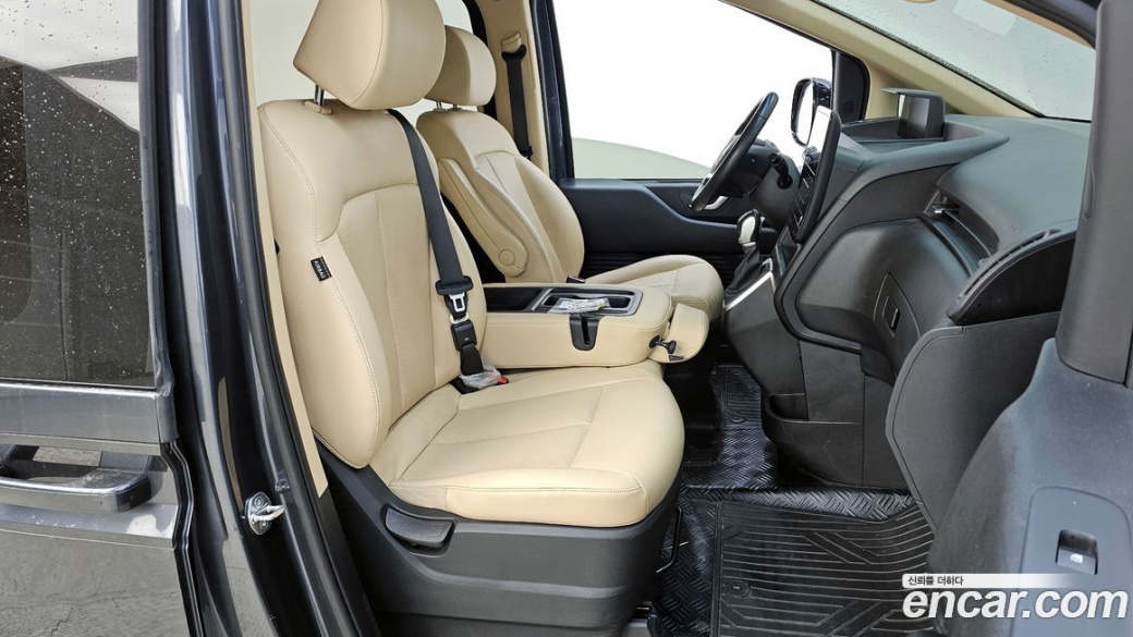 Hyundai Staria Tourer 11-Seater, 2023