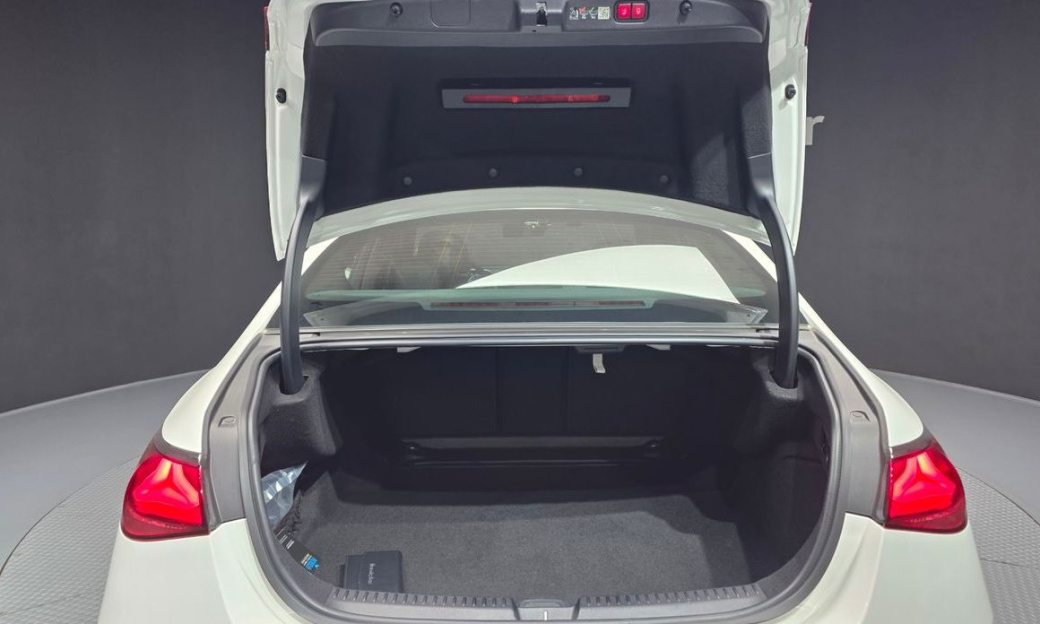 Mercedes-Benz E-Class E300 4MATIC Exclusive, 2025