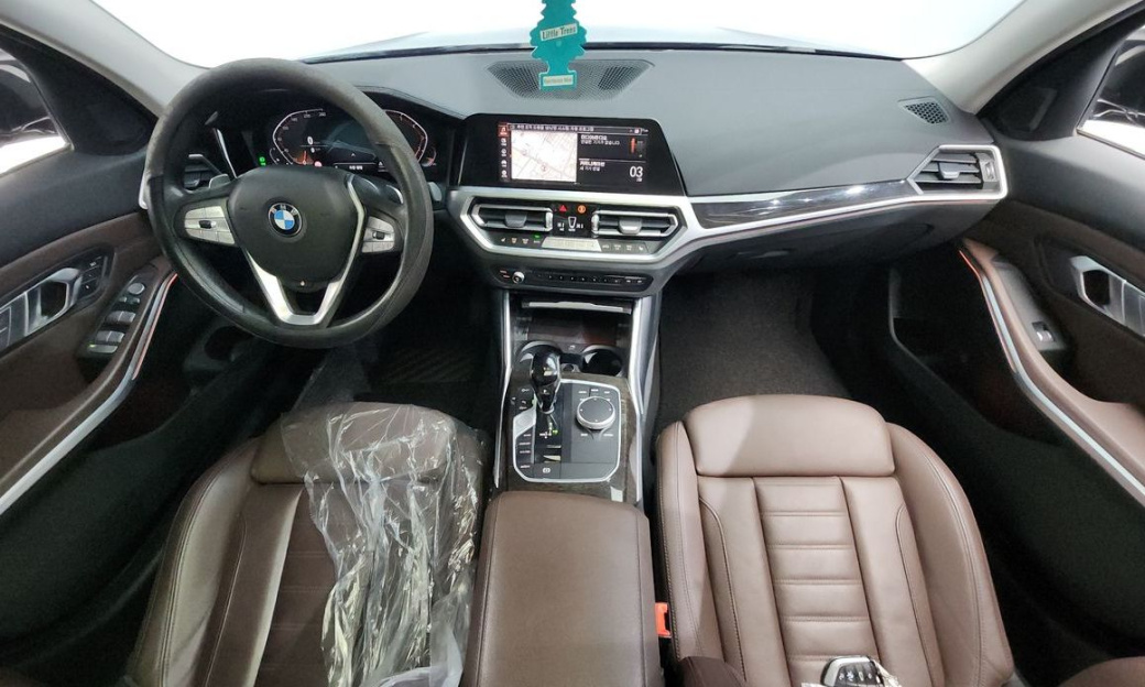 BMW 3-Series 320i Luxury, 2022