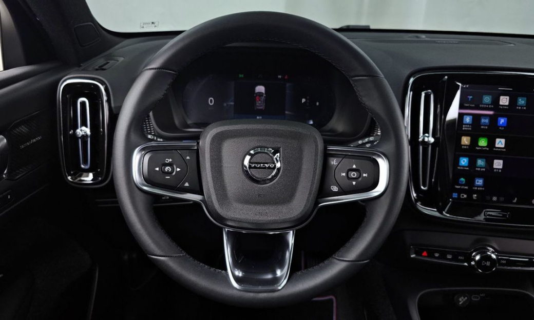 Volvo XC40 B4 Black Edition, 2025