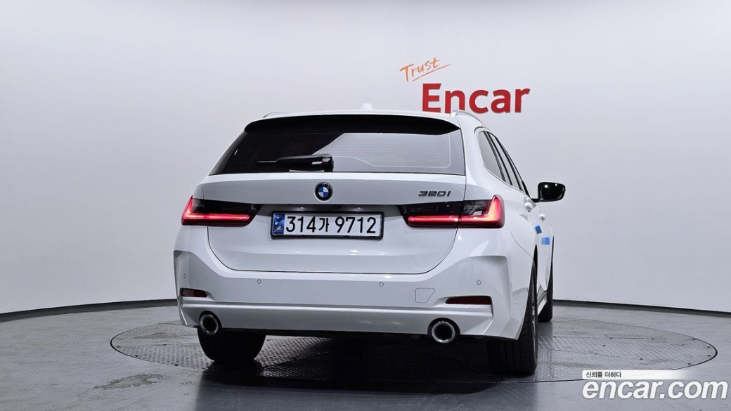 BMW 3-Series 320i Touring, 2024