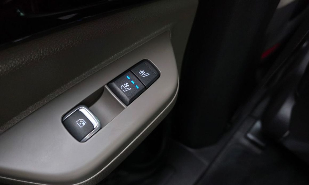 Kia Carnival 7-Seater Gravity, 2024