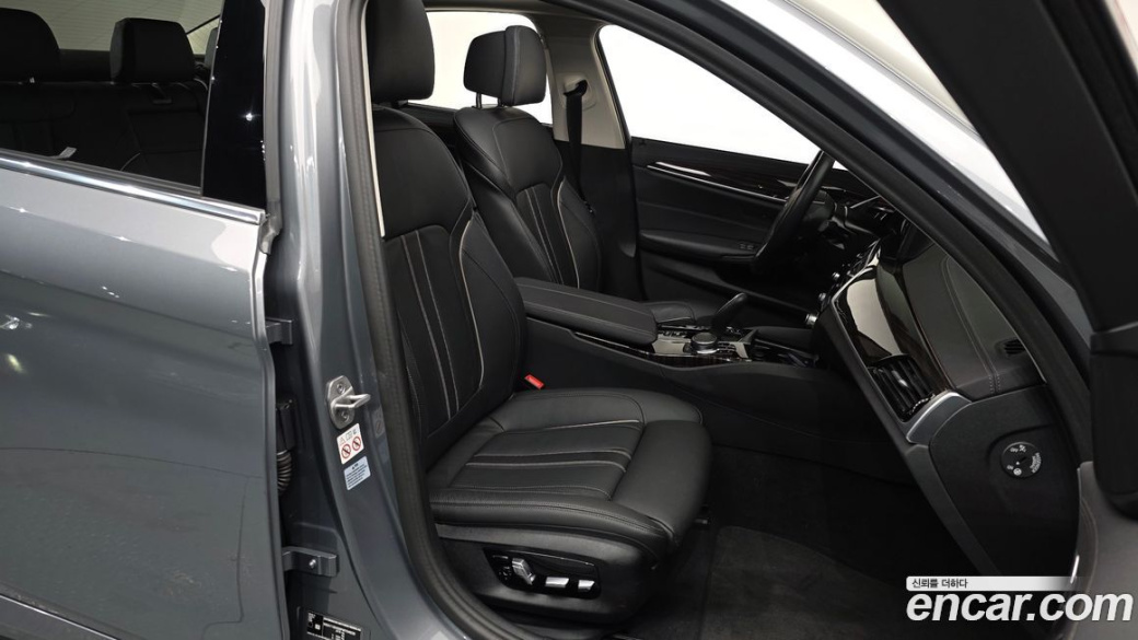 BMW 5-Series 520i Luxury, 2023