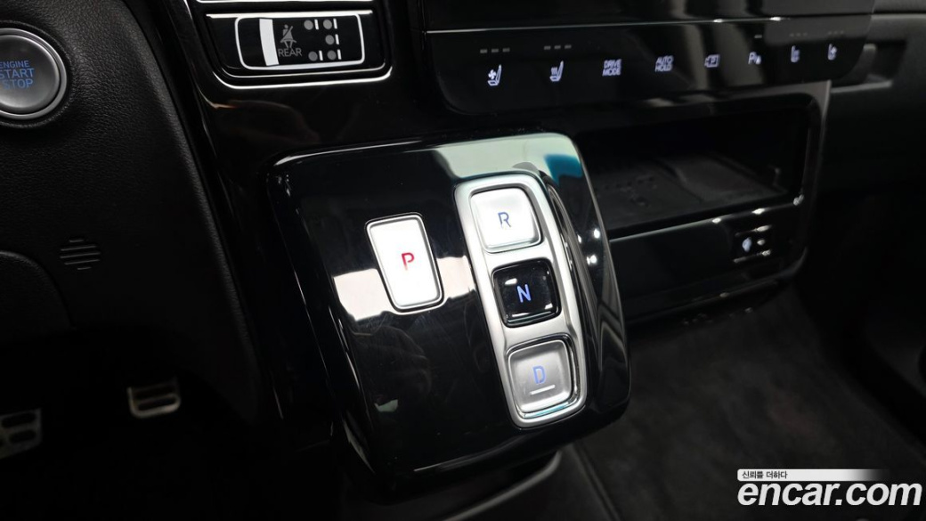 Hyundai Staria Lounge 7-Seater, 2025