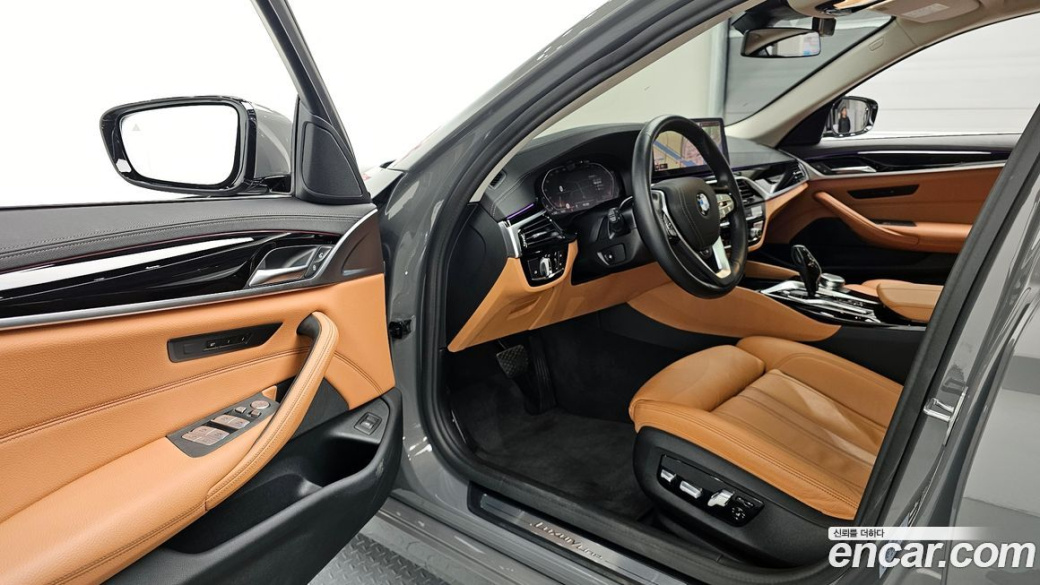 BMW 5-Series 520i Luxury, 2022