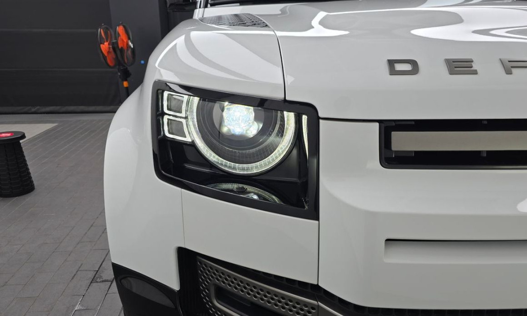 Land Rover Defender 110 P300 X-Dynamic SE, 2024