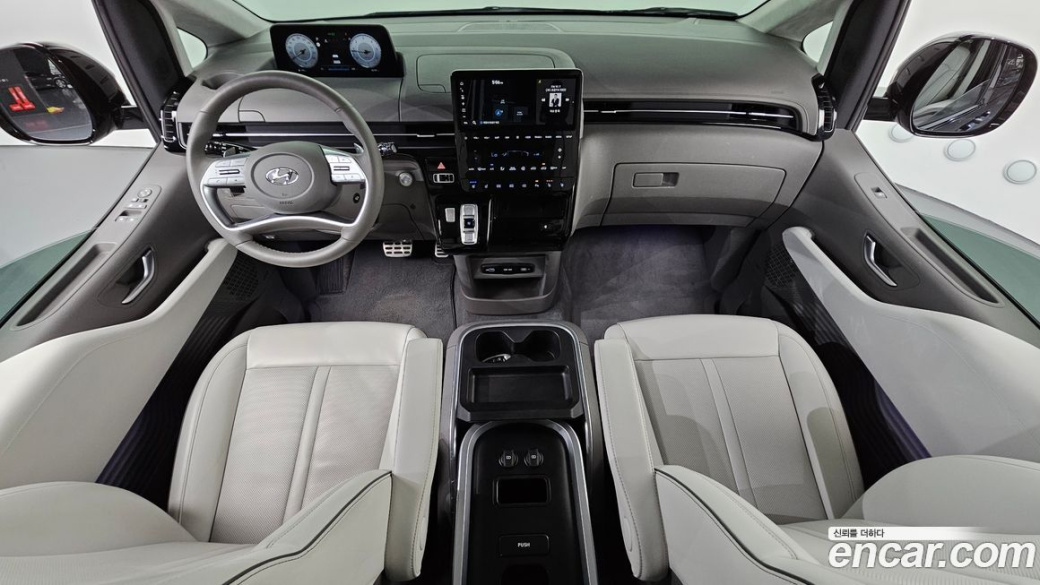 Hyundai Staria 4WD Lounge 7-Seater, 2024